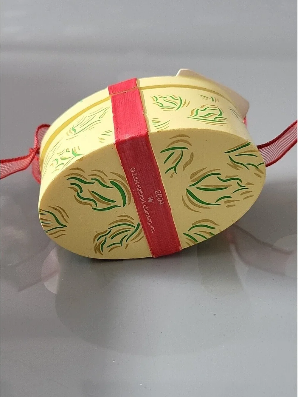 Vtg Hallmark Christmas Ornament 2004 Gift Box Friendship Opens Message Insid EUC